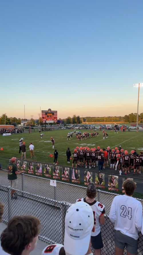 Ein Football Feld mit Football Spielern