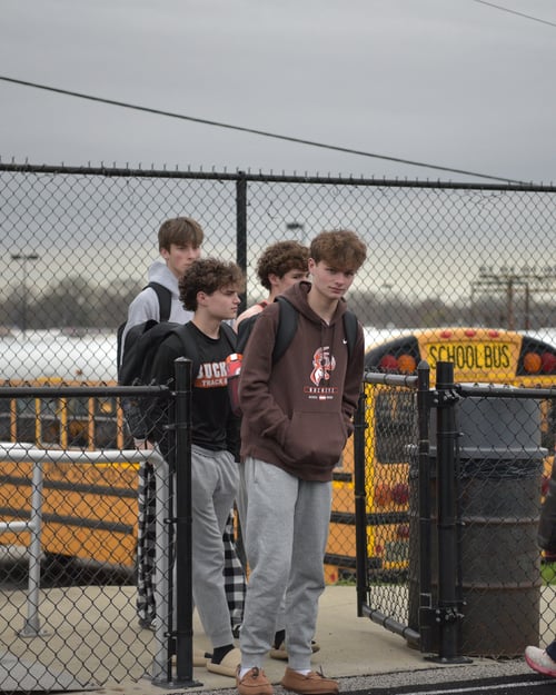Jungs vor einem Schulbus