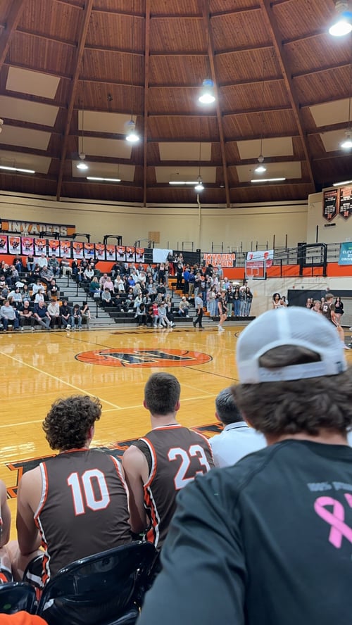 Basketballhalle mit Basketballspielern