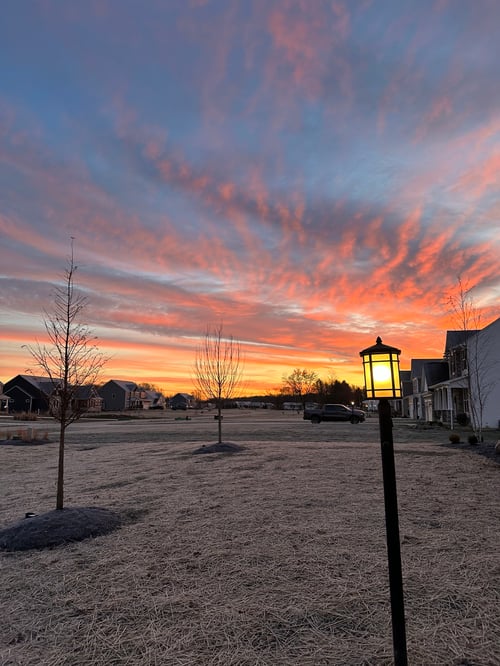 Himmel bei Sonnenuntergang und eine Straßenlaterne