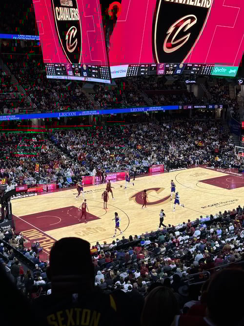 Basketballspiel in einer Halle mit Publikum