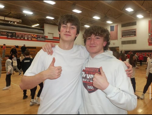 Zwei Jungs zeigen Daumen hoch