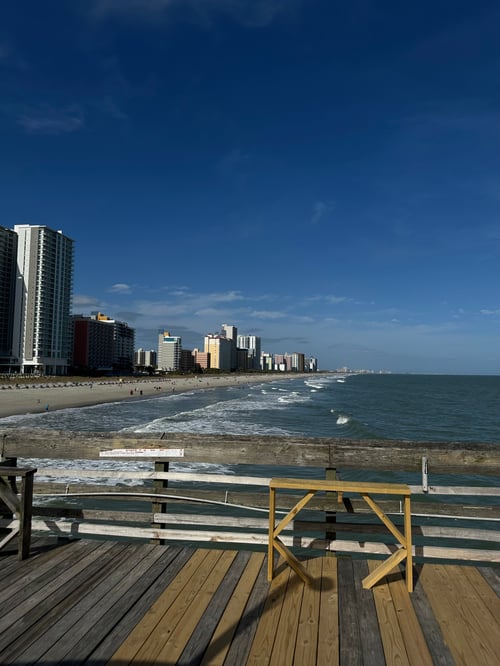 Hohe Gebäude am Strand und Meer