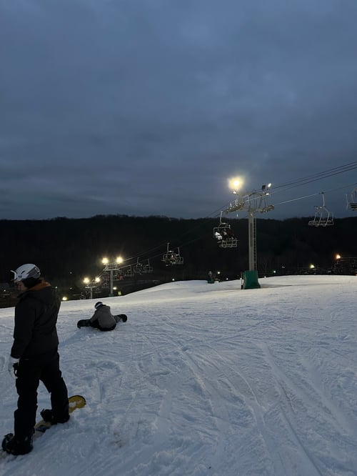 Skipiste mit Gondeln