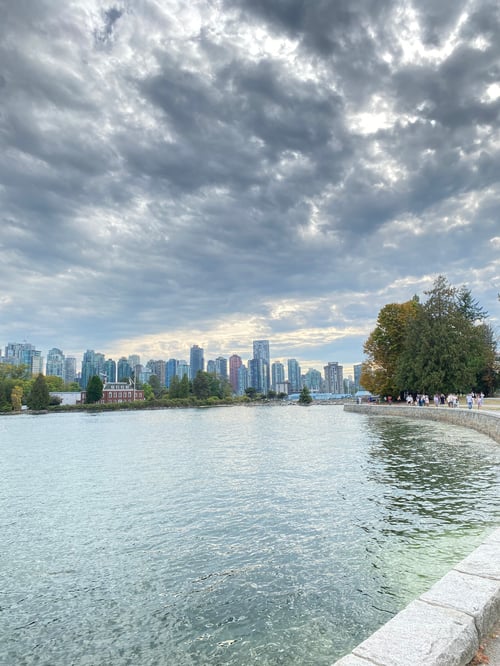 Die Stadt in der Ferne und ein See im Vordergrund