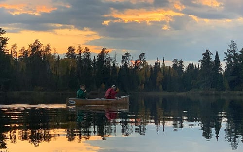 Ein Junge und ein Mann in einem Boot auf dem See