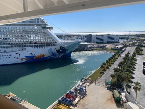 Kreuzfahrtschiff am Festland