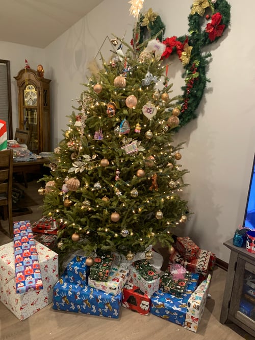 Geschmückter Weihnachtsbaum mit Geschenken