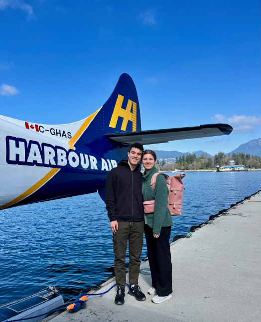 zwei Schüler am Hafen bei einem Wasserflugzeug beim Schüleraustausch