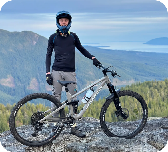 Schüler beim Schüleraustausch mit dem Mountainbike am Berg in Irland