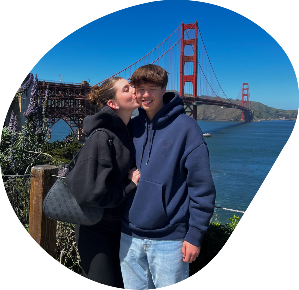 zwei Schüler bei einem Kuss in San Francisco beim Schüleraustausch
