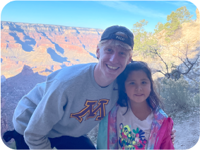 Schüler beim Schüleraustausch mit der Gastfamilie Tochter in den USA in den Bergen im Sommer