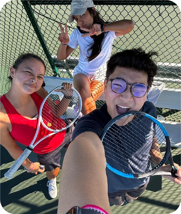 Schüler beim Schüleraustausch beim Tennis mit Freunden in der High School