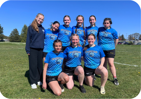 Schülerin beim Schüleraustausch Frauenfußball in blauem Trikot und auf einem Rasen