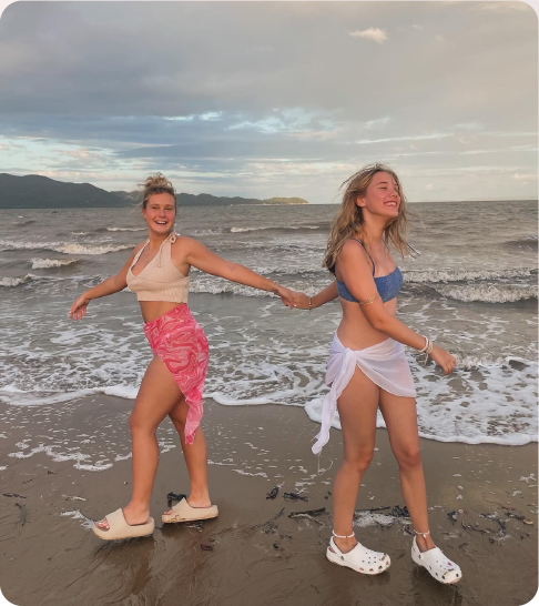 zwei Schülerinnen am Strand am Abend beim Schüleraustausch
