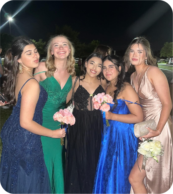 Schülerin beim Schüleraustausch Prom Abschlussfeier USA High School mit Teilnehmerin und anderen Schülern in langen Kleidern abends