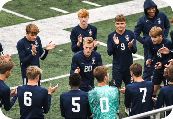 Schüler beim Schüleraustausch Football Spiel in den USA Team in dunkelblauem Trikot