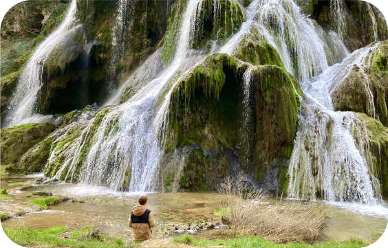 Schülerin beim Schüleraustausch am Wasserfall in Irland in der Natur