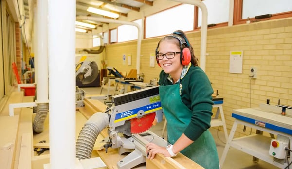 Schülerin Australien Holzarbeit