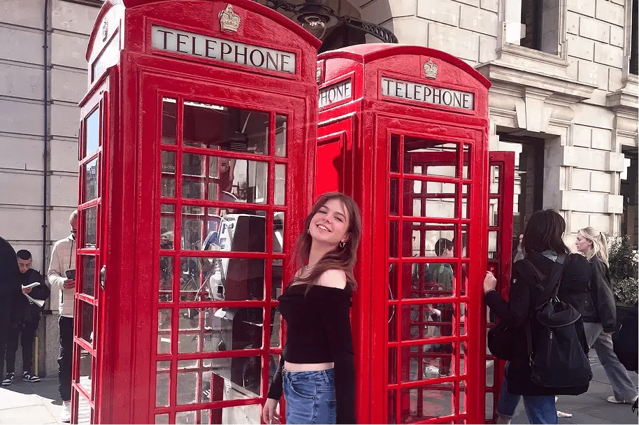 Schülerin England rote Telefonzelle