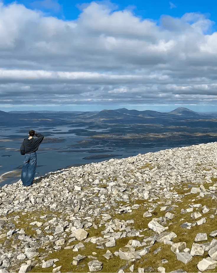 Schülerin Irland Landschaftausblick