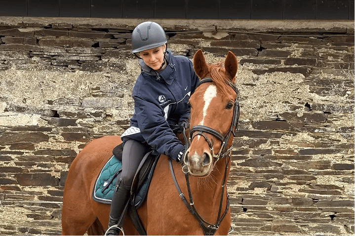 Schülerin Irland Pferd reiten-1
