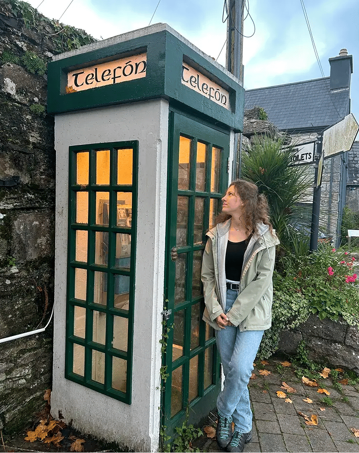 Schülerin Irland grüne Telefonzelle