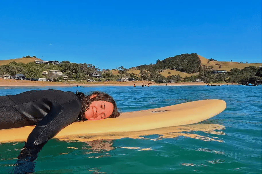 Schülerin Neuseeland Surfen