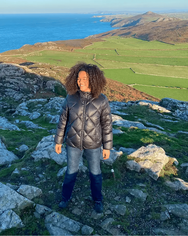 Schülerin Schottland Berg Feld Meer