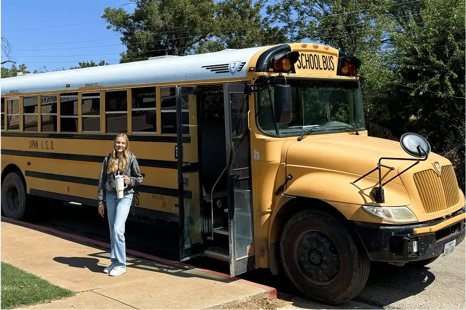Schülerin USA gelber Schulbus