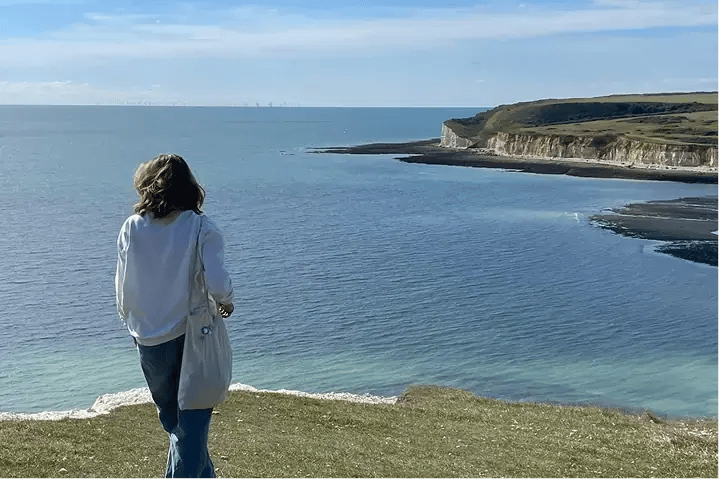 Schülerin Wales Meer Kliff