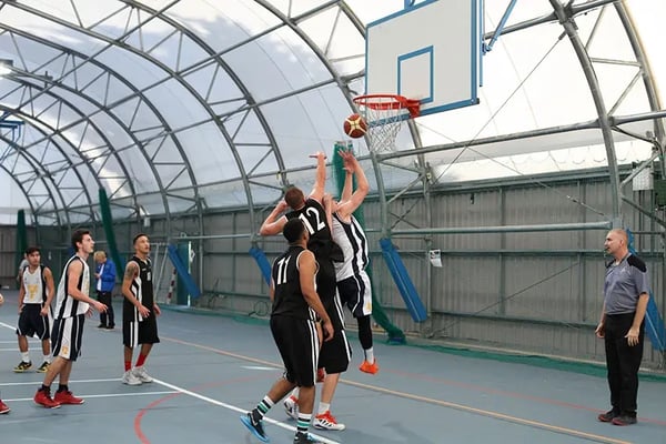 Schueler_beim_Basketball