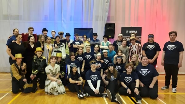 Eine Gruppe von Schülerinnen und Schülern versammelt sich zu einer Veranstaltung in der A.L. Fortune Secondary School.