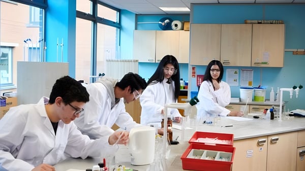 Schüler des Abbey College Manchester arbeiten gemeinsam im gut ausgestatteten naturwissenschaftlichen Labor.