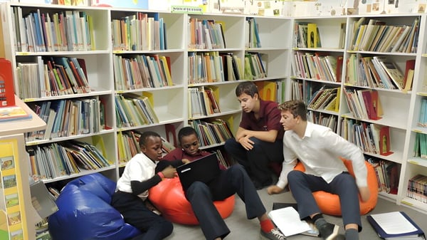 Schüler der Abbotsford Christian School sitzen auf bunten Sitzsäcken in der Bibliothek zwischen vollen Bücherregalen.