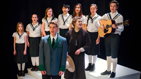 Schüler der Abbotsford School of Integrated Arts stehen mit Musikinstrumenten auf einer Bühne während einer Aufführung.