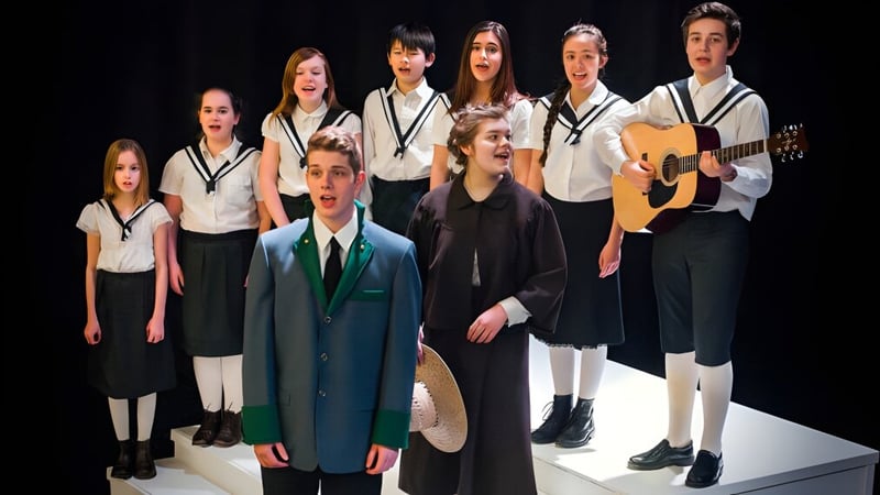 Schüler der Abbotsford School of Integrated Arts stehen mit Musikinstrumenten auf einer Bühne während einer Aufführung.