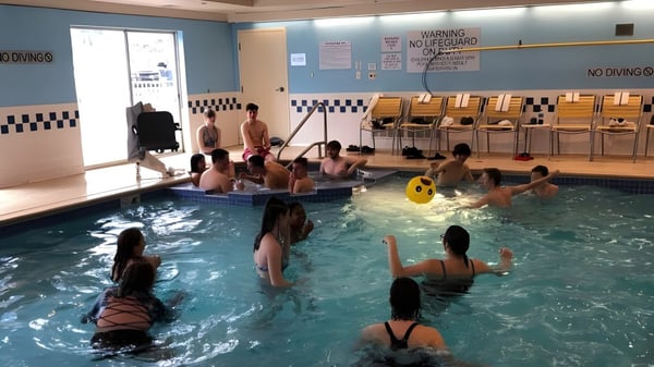 Schüler und Lehrer der Abbotsford School of Integrated Arts beim Schwimmen und Spielen im Hallenbad.