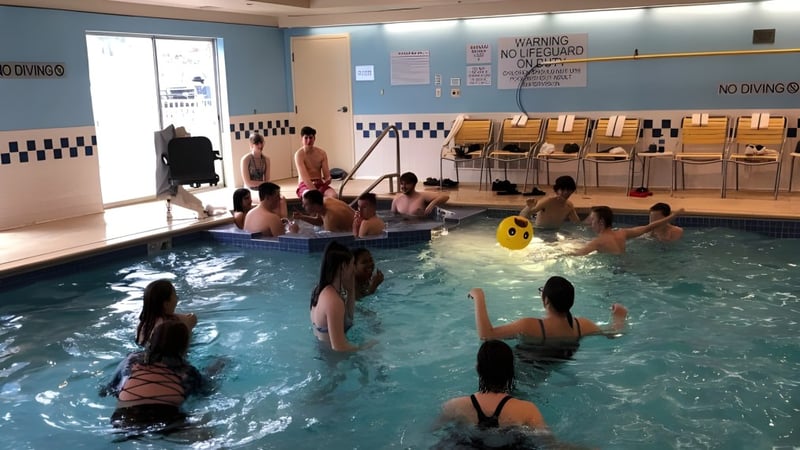 Schüler und Lehrer der Abbotsford School of Integrated Arts beim Schwimmen und Spielen im Hallenbad.
