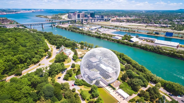 Das auffällige eiförmige Gebäude auf dem Campus der Abbotsford Traditional Secondary School steht vor einer grünen Umgebung mit Stadtblick.