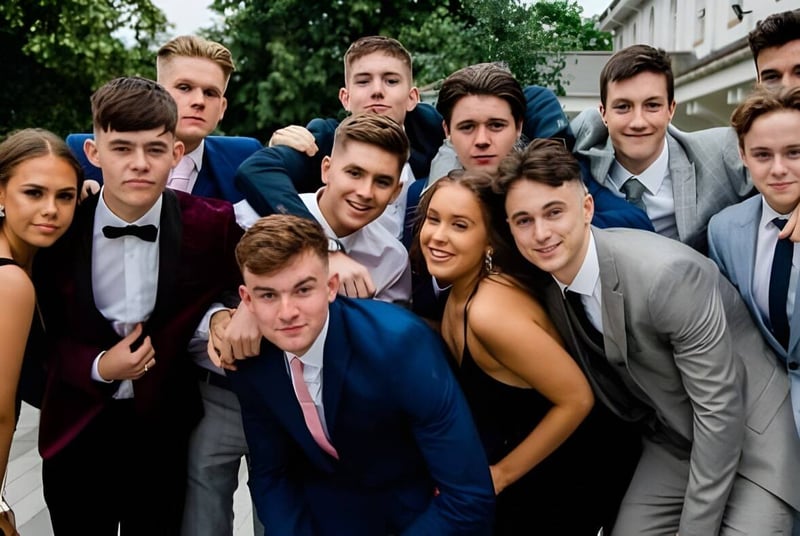 Eine Gruppe von Schülerinnen und Schülern der Abbotsholme School posiert draußen vor Bäumen und Gebäuden für ein Gruppenfoto.