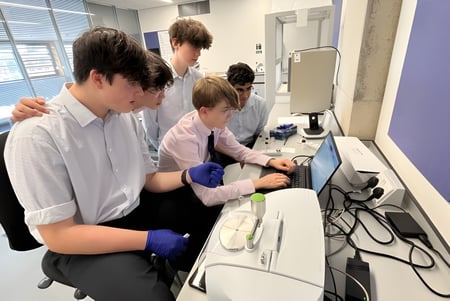 Eine Gruppe Schüler der Abingdon School arbeitet gemeinsam an einem Computerarbeitsplatz.