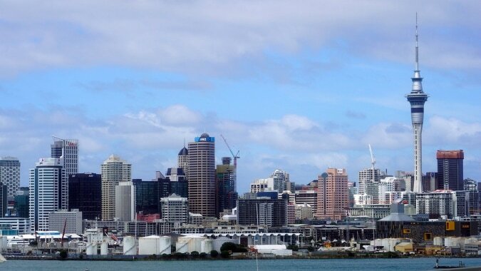Ein urbanes Stadtbild mit hohen Wolkenkratzern und einem Sendeturm vor bewölktem Himmel nahe dem ACG Parnell College.
