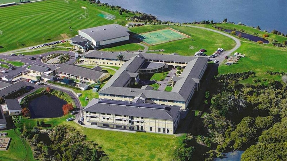 Der weitläufige Campus der ACG Strathallan School liegt eingebettet in eine grüne Landschaft mit moderner und traditioneller Architektur.