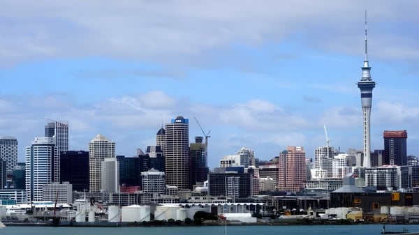 Blick auf eine belebte Stadt mit Wolkenkratzern und dem Sky Tower im Hintergrund nahe der ACG Sunderland.