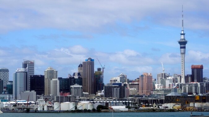 Eine Stadtansicht mit hohen Wolkenkratzern und einem Sendeturm vor bewölktem Himmel in der Nähe von ACG Sunderland.