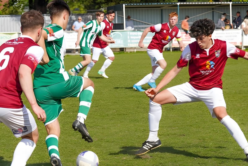 Schüler der Ackworth School spielen ein intensives Fußballspiel auf einem Rasenplatz mit Zuschauern im Hintergrund.