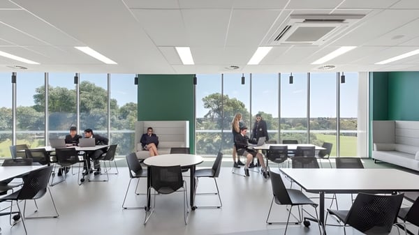 Moderner, offener Büroraum mit großen Fenstern und Arbeitsplätzen auf dem Campus der Adelaide High School.