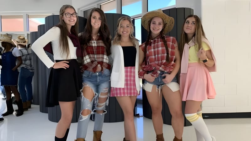 Eine Gruppe von Schülerinnen steht zusammen in einem Verkaufsraum auf dem Campus der Aden Bowman Collegiate.