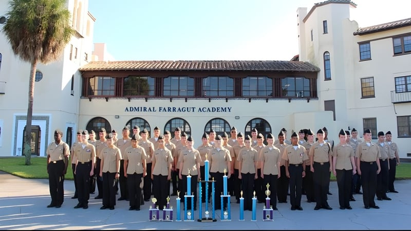 Eine Gruppe von Schülerinnen und Schülern steht vor dem Gebäude der Admiral Farragut Academy.